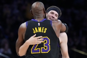 爆砍44+5+11！詹姆斯谈里夫斯：我真的超级超级为他感到高兴