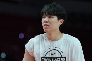 丝滑梦幻脚步啊！杨瀚森低位转身假动作晃开防守 踏步挑篮还在进