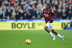 宛如战神！万比萨卡打曼联5过人5解围3拦截3抢断，铁锤只花1760万