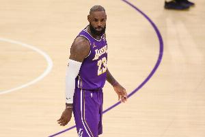 时光他慢些走！詹姆斯上半场9中2得4分2板4助 前6次出手都没命中