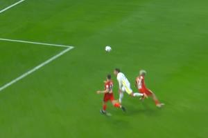 张玉宁被黄锐烽撞倒！裁判判罚点球