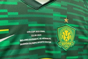 媒体人：足协杯决赛两队球衣胸前印了比赛信息，这点与国际接轨