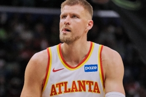 波津复出替补！老鹰首发：丹尼尔斯/沃克/里萨谢/约翰逊/奥孔武