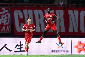 足球报：阿奇姆彭收到河南队续约合同，有望迎来效力的第三个赛季