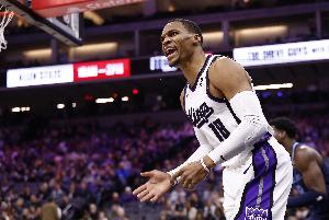 串联全队！威少上半场4中2得到5分6助1断 三分2中1