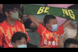 米兰球迷：比赛越激烈，他就越兴奋！