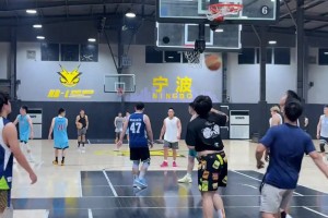 库里49分背靠背40+！率队反超马刺...