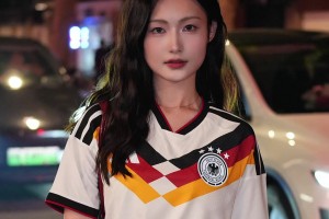 云姨穿上德国最新战袍，成为街上的焦点