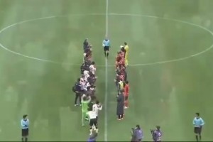 日本球员脱下球衣，这样退役的裁判可以给他们最后一张黄牌