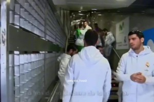 博格巴解禁了也没见他有球踢，还天天带着妹子四处玩耍~