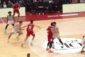 换球鞋换上瘾了！库里赛前训练换上了耐克的便士2代