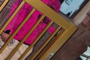 王大雷守了一辈子的门，没想到被门夹了~！还被闪光灯怼着脸！