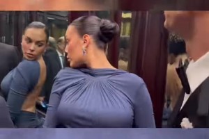 烈焰红唇~亚马尔前女友身穿黑色小礼服现身活动，好漂亮呀~