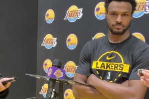 不简单！谢泼德此前在训练中单挑杜兰特，非常丝滑的勾手打板命中