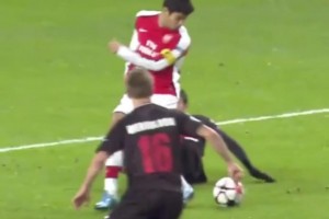 枪手美丽足球越看越上头！爱德华多这脚后跟传球点睛之笔！