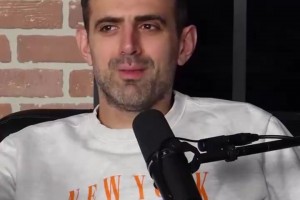 咋给你激动成这样呢！KG绘声绘色再现：姚明新秀赛季打爆布拉德利