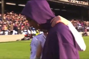 赛后谢场时芒特安慰送点自责的约罗