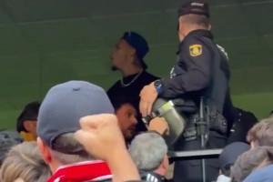 德比战胜塞维利亚！安东尼坐车离开球场时，与贝蒂斯球迷互动庆祝