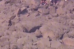 这个时期真帅啊！名场面：梅西给球迷的拜仁球衣签名！