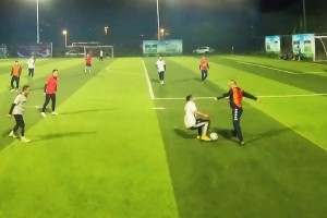 这一脚得散黄了吧！踢了别人第一时间不去看还想着踢球呢