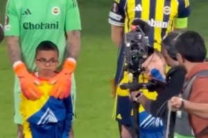 世界杯上来这一下绝对是第1名热度，给大家展示一个带人过球！