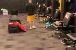 经典放大缩小！名场面：詹姆斯为浓眉庆生，这给浓眉害羞的！