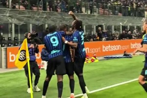 实拍：收获蓝黑处子球后，比塞克向蓝黑拥趸们“介绍”迪乌夫