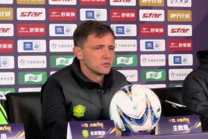 现场视角再看迪乌夫蓝黑处子球：齐沃稳如泰山，科拉罗夫振臂庆祝