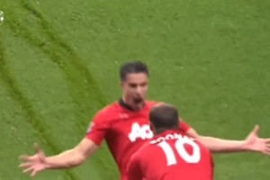 范佩西攻破阿森纳球门后滑跪庆祝的这个场面，当时引发了不少争议