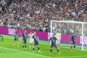 大师级优雅！齐达内接球转身挑传送出助攻，皇马队危速归！