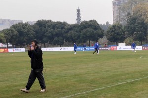 湖北队赛前热身！蔡晟在场边旁观，现场气氛十分轻松~