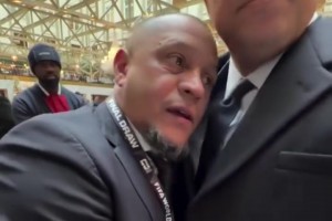 叽里咕噜说啥呢？不懂就问，这两个胖子真的会踢球吗？