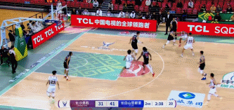 身手全能！摩尔半场11中5拿到14分4板5助三分5中3